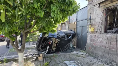 BMW-ն Դավթաշենում կոտրել է սյունը, բախվել տան պատուհանին և կողաշրջված ընկել դարպասի մոտ