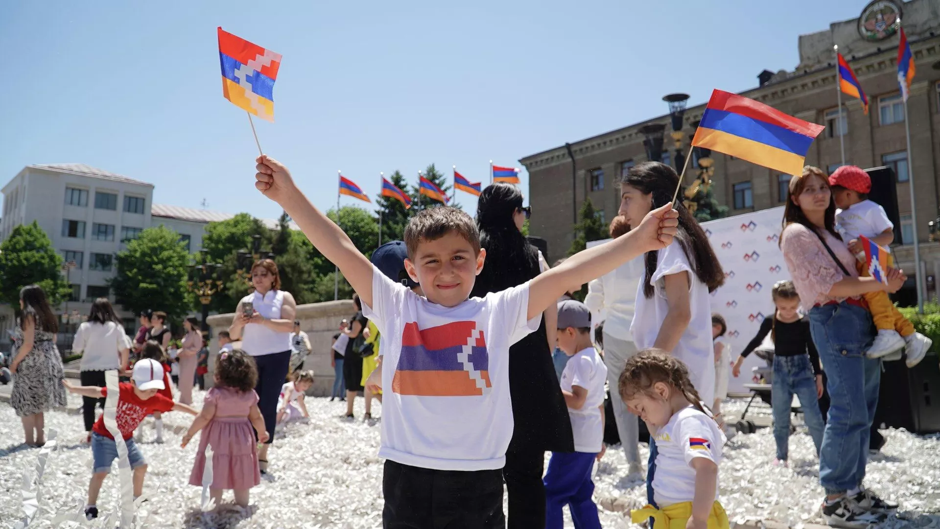 Եվ, այնուամենայնիվ, շնորհավոր հունիսի 1 Եվ, այնուամենայնիվ, շնորհավոր հունիսի 1