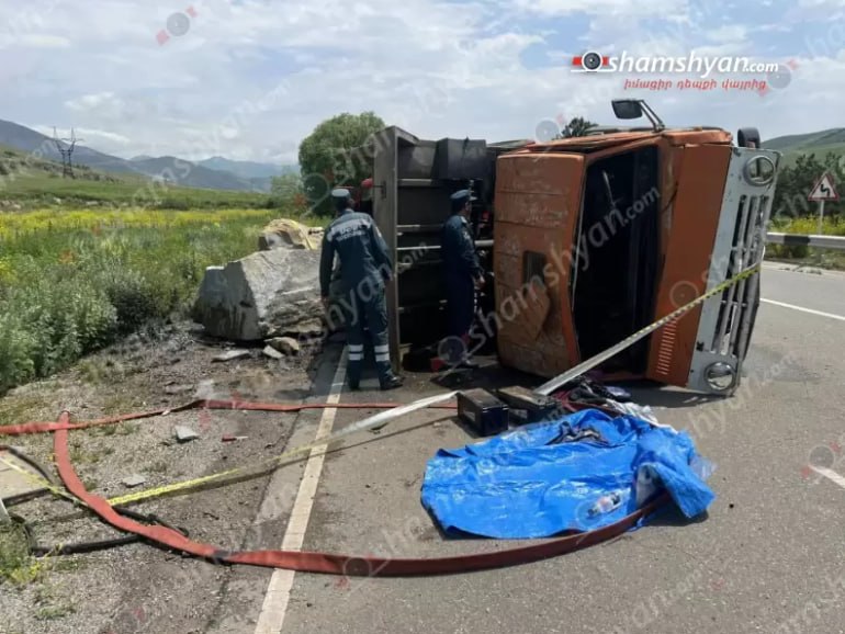 Վանաձոր-Սպիտակ ավտոճանապարհին քարով բարձված «Կամազը» կողաշրջվել է․ Shamshyan.com Վանաձոր-Սպիտակ ավտոճանապարհին քարով բարձված «Կամազը» կողաշրջվել է․ Shamshyan.com