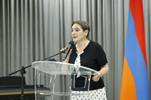 Աշակերտներից գումար է հավաքում, արծաթյա զարդեր է պահանջում․ նոր ահազանգ՝ Կոջոյան դպրոցի տնօրենի մասին