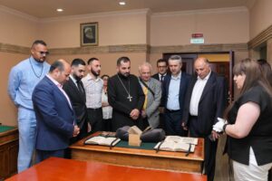 Արժեքավոր ընծա՝ Մատենադարանին․ ինչի՞ մասին է պատմում 4000 տարվա սալիկը (լուսանկարներ) Արժեքավոր ընծա՝ Մատենադարանին․ ինչի՞ մասին է պատմում 4000 տարվա սալիկը (լուսանկարներ)