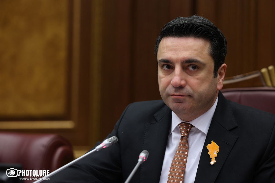 Առաջարկում ենք ՀՀ բոլոր բնակավայրերի մուտքերի մոտ տեղադրել ՀՀ դրոշը և փոփոխել պատգամավորների երդման տեքստը․ Ալեն Սիմոնյան Առաջարկում ենք ՀՀ բոլոր բնակավայրերի մուտքերի մոտ տեղադրել ՀՀ դրոշը և փոփոխել պատգամավորների երդման տեքստը․ Ալեն Սիմոնյան