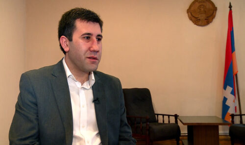 Ես ինձ վատ եմ զգում, որ Հայաստանում օրեցօր շատացող քաղբանտարկյալների խնդրին զուգահեռ՝ հանրային քննարկման օրակարգում հայտնվել է ինձ Մայր բուհից հեռացնելու հարցը․ Մելիքյան