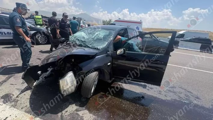 30-ամյա վարորդը «Nissan Tiida»-ով բախվել է կամրջի երկաթբետոնե արգելապատնեշներին․ կան վիրավորներ. Shamshyan.com 30-ամյա վարորդը «Nissan Tiida»-ով բախվել է կամրջի երկաթբետոնե արգելապատնեշներին․ կան վիրավորներ. Shamshyan.com