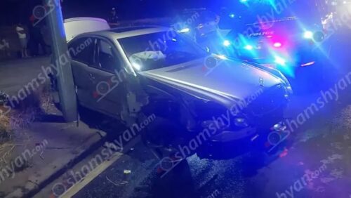 Shamshyan.com: На проспекте Мясникяна автомобиль Mercedes столкнулся с автобусом MAN, обслуживающим маршрут № 5, а затем с электрическим столбом