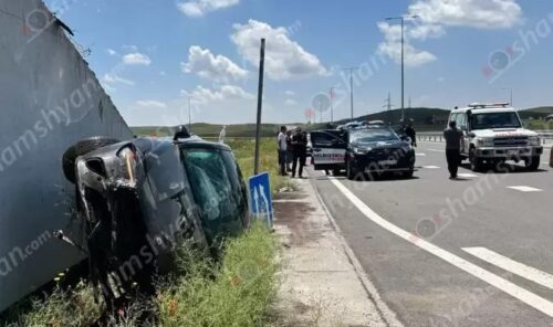 Երևան-Գյումրի ճանապարհին 40-ամյա վարորդը Mercedes-ով կողաշրջվել է․ կան վիրավորներ. Shamshyan.com