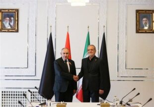 Iran president says Armenia-Iran relations should develop free from external interferencepx