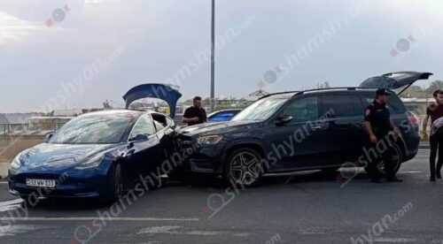 Հյուսիս-Հարավ» ավտոճանապարհին բախվել են «Mercedes GLS»-ը և «Tesla»-ն․ վերջինը բախվել է բաժանարար գոտու բետոնե արգելապատնեշներին․ կա 4 վիրավոր․ Shamshyan.com
