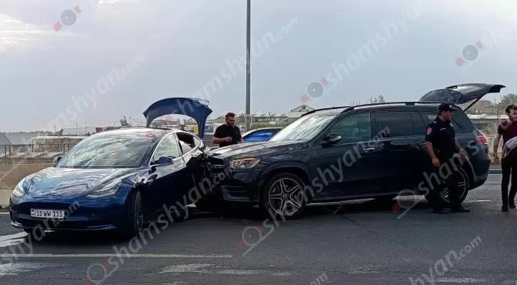 Հյուսիս-Հարավ» ավտոճանապարհին բախվել են «Mercedes GLS»-ը և «Tesla»-ն․ վերջինը բախվել է բաժանարար գոտու բետոնե արգելապատնեշներին․ կա 4 վիրավոր․ Shamshyan.com Հյուսիս-Հարավ» ավտոճանապարհին բախվել են «Mercedes GLS»-ը և «Tesla»-ն․ վերջինը բախվել է բաժանարար գոտու բետոնե արգելապատնեշներին․ կա 4 վիրավոր․ Shamshyan.com