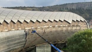 Պայքար՝ անցյալի համար․ Թբիլիսիում քանդում են Սաակաշվիլիի կառավարման տարիների խորհրդանիշ «Ռիկեի կուժերը»