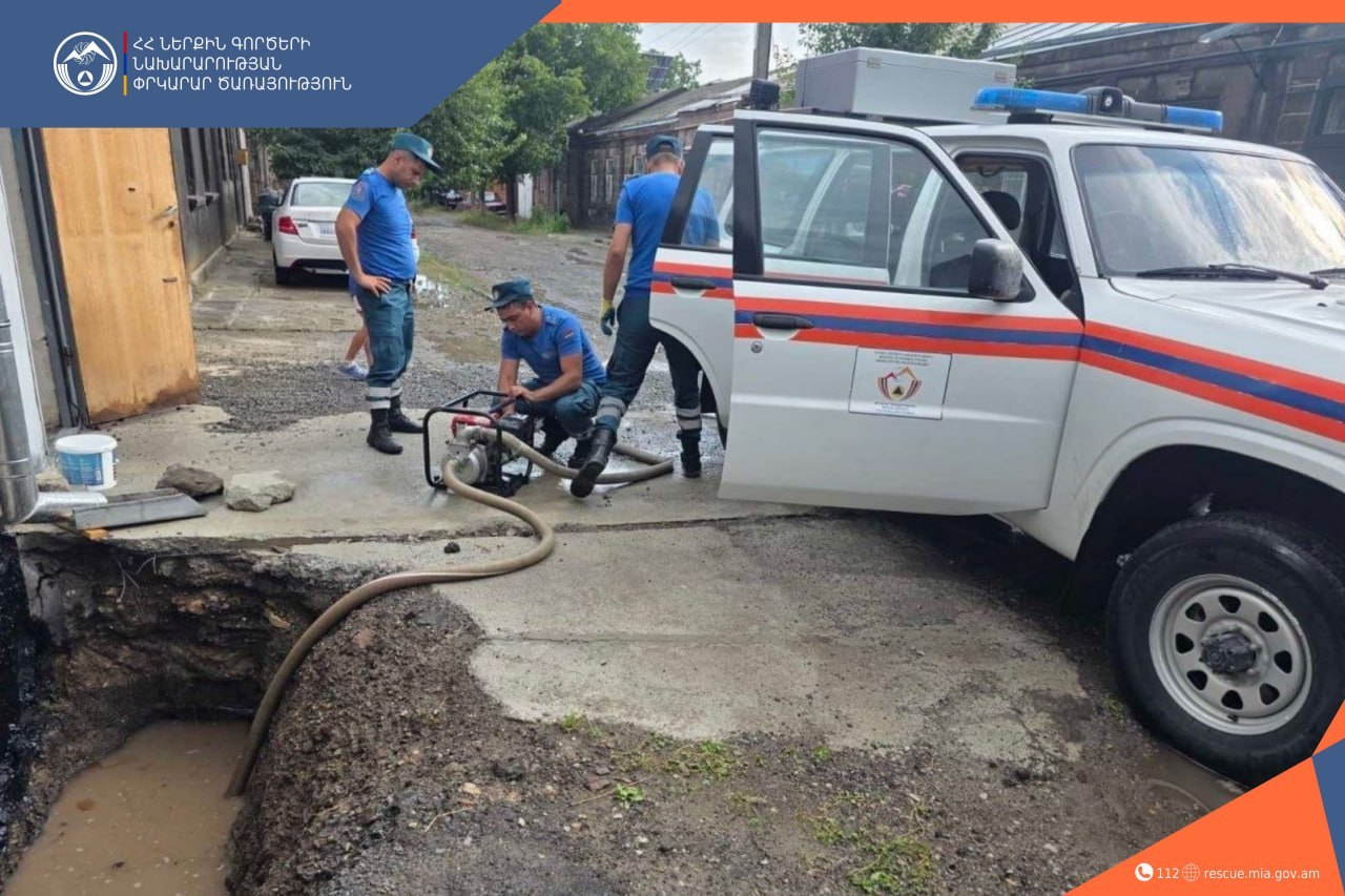 Հորդառատ անձրևն ու ուժեղ քամին Գյումրիում վնասներ են պատճառել․ ջրալցվել են նկուղներ ու բակեր Հորդառատ անձրևն ու ուժեղ քամին Գյումրիում վնասներ են պատճառել․ ջրալցվել են նկուղներ ու բակեր