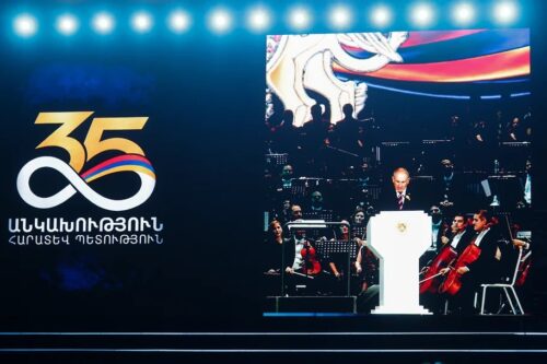 Իրական անկախությո՞ւն, թե՞ ինքնիշխանության կորուստ․ «Коммерсантъ»-ի անդրադարձը Փաշինյանի և ընդդիմության տեսակետների տարբերությանը