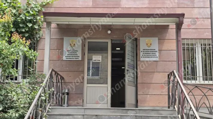Դպրոցներից մեկում 17-ամյա աշակերտուհու պայուսակում հայտնաբերել են վրացական ծխախոտ, էլեկտրոնային ծխախոտ և սպիտակ փոշենման զանգված․ Shamhsyan.com Դպրոցներից մեկում 17-ամյա աշակերտուհու պայուսակում հայտնաբերել են վրացական ծխախոտ, էլեկտրոնային ծխախոտ և սպիտակ փոշենման զանգված․ Shamhsyan.com
