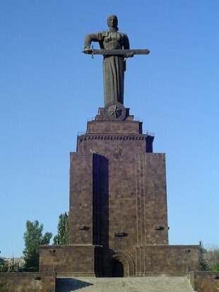 Երբ Երևանի բարձունքից քաղաքին «նայում էր» Ստալինը (լուսանկարներ)