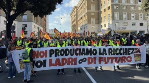 “Lower your weapons, raise wages”: Mass protests held in Italy
