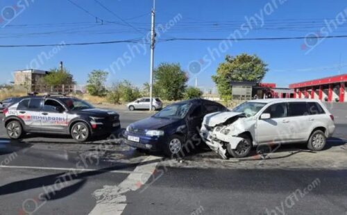 Շիրազի փողոցում բախվել են «Mitsubishi»-ն ու «Opel»-ը. կա վիրավոր