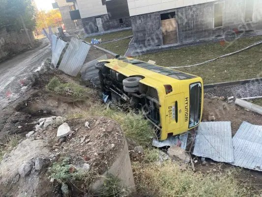 Երևանում «Hyundai» ավտոբուսը կողաշրջվել է․ 11 օտարերկրացի տեղափոխվել է հիվանդանոց․ Shamshyan.com Երևանում «Hyundai» ավտոբուսը կողաշրջվել է․ 11 օտարերկրացի տեղափոխվել է հիվանդանոց․ Shamshyan.com