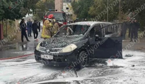 «Արտաշատ» բժշկական կենտրոնի մոտ հրդեհ է բռնկվել «Nissan»-ում. կան վիրավորներ