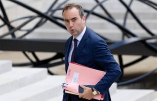  French Prime Minister convenes crisis group meeting ahead of expected protestspx